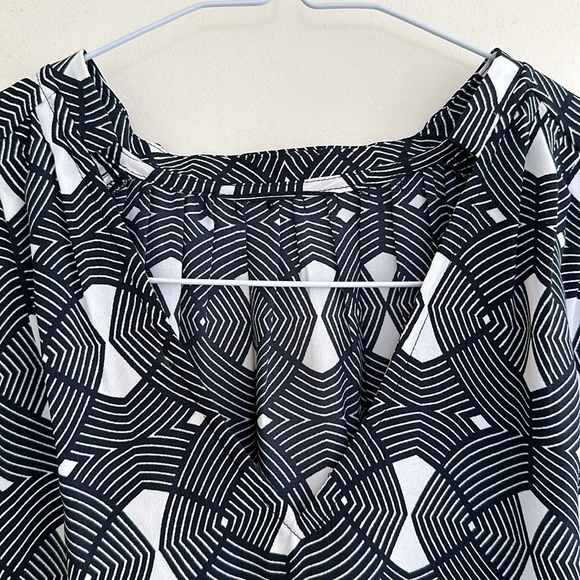 Sleeveless lightweight summer blouse. - Picture 5 of 8